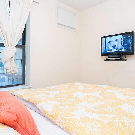 Отель Classy And Cozy Нью-Йорк Экстерьер фото